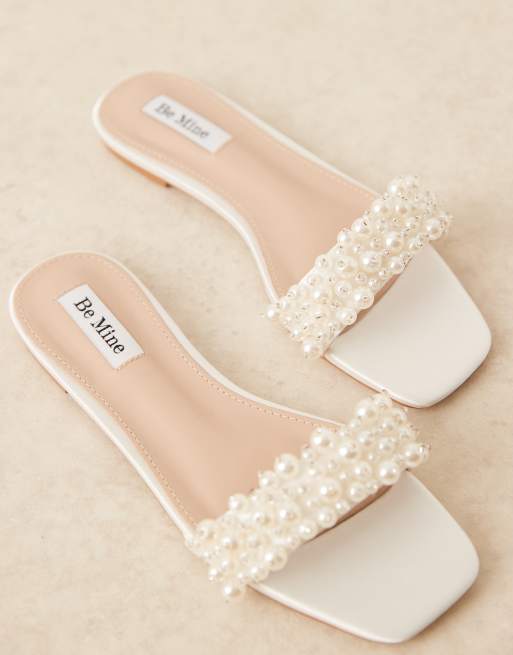 Be Mine – Bridal – Kiely – Mit Perlen verzierte, flache Schuhe in Elfenbeinweiß, 2 von 4