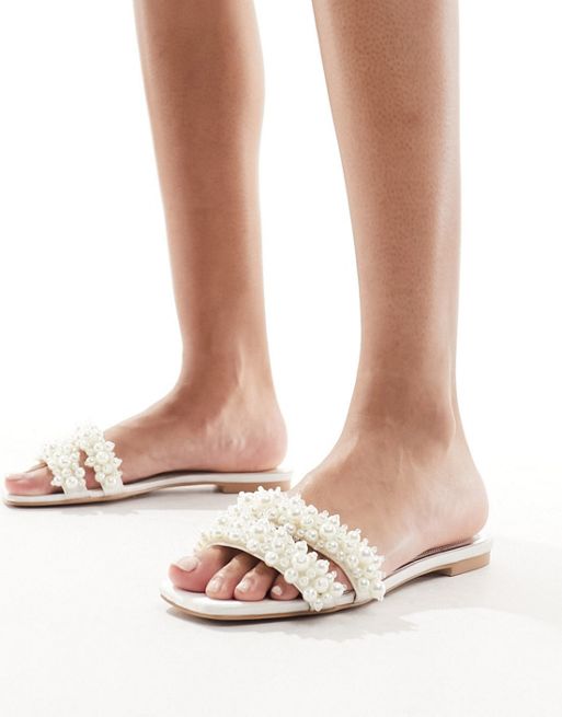 Be Mine Bridal – Kiely – Płaskie sandały w kolorze kości słoniowej zdobione perełkami