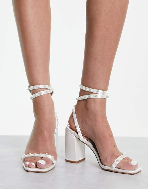 Be Mine Bridal Naava Sandalen mit Blockabsatz und Perlenverzierung in Elfenbein ASOS