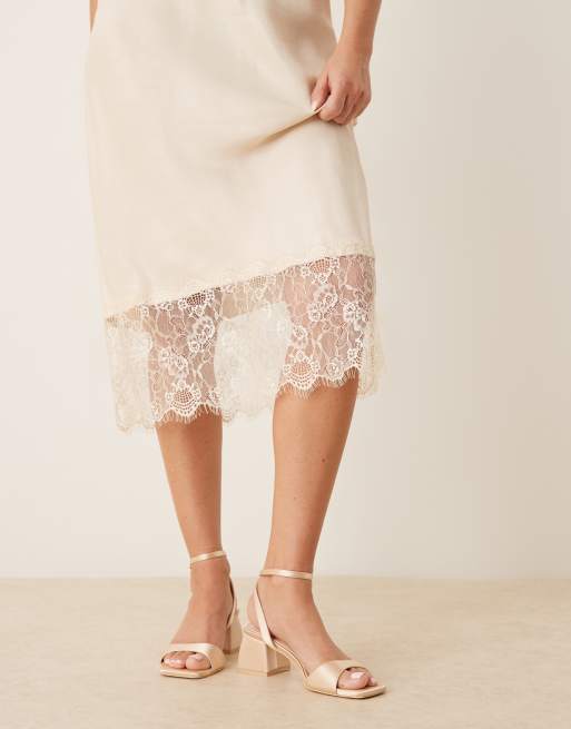 Be Mine - Bruidskleding - Ammie - Lage satijnen sandalen met blokhak in roze, 3 van 4