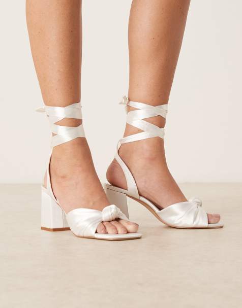 Be Mine - Bruidskleding - Caralina - Plissé sandalen met brede pasvorm en blokhak in ivoorwit satijn - view 1