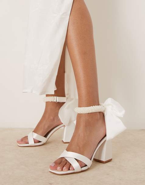 Be Mine - Bruidskleding - Carmen - Sandalen met blokhak van satijn met versiering van striklint in ivoorwit - view 1