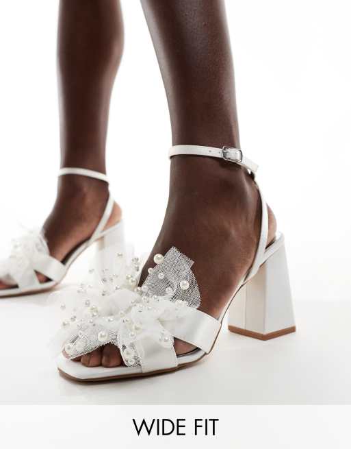 Be Mine - Bruidskleding - Issa - Sandalen met blokhak, strik van tule, parels en brede pasvorm in ivoorwit