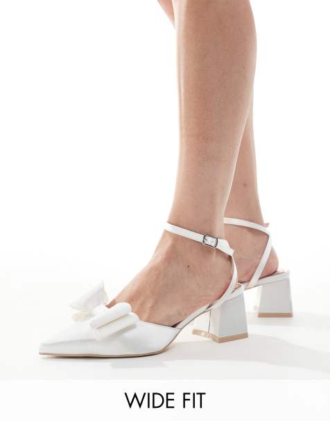Be Mine - Bruidskleding - Kluhi - Sandalen met brede pasvorm, lage blokhak en strik in ivoorwit - view 1