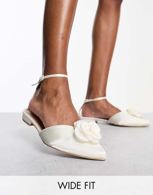 Be Mine - Bruidskleding - Platte schoenen met brede pasvorm en corsage in ivoorwit satijn
