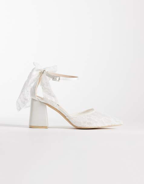 Be Mine - Bruidskleding - Reema - Schoenen met brede pasvorm, blokhak, kant en strikdetail in ivoorwit - view 1