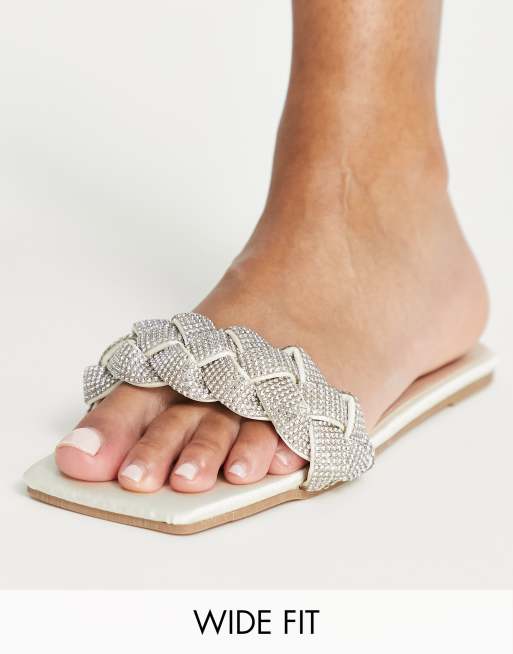 Be Mine - Bruidskleding - Sihloh - Platte sandalen met gevlochten band met siersteentjes en brede pasvorm in ivoor