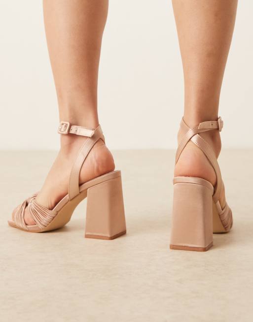 Be Mine - Bruidskleding - Snuggle - Plissé sandalen met brede pasvorm en blokhak in champagne, 3 van 4