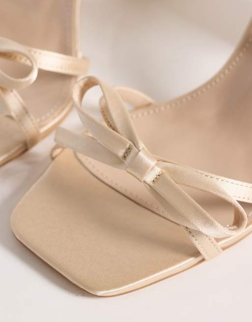 Be Mine - Bruidskleding - Tamara - Sandalen met brede pasvorm, blokhak en strik in ivoorwit satijn, 4 van 4