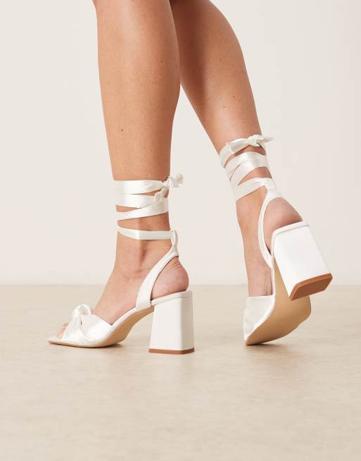 Be Mine - Caralina - Sandali da sposa plissé con tacco largo in raso color avorio, 2 di 4