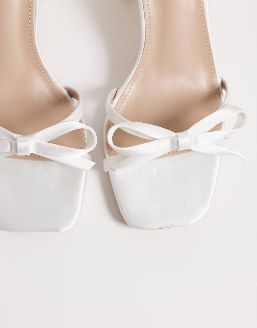 Be Mine – För bruden – Tamara – Elfenbensvita sandaler i satin med blockklack och rosett, 2 av 4
