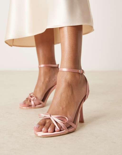 Be Mine – Sharly – Rosa klacksandaler i satin med rosett och bred passform, 4 av 4