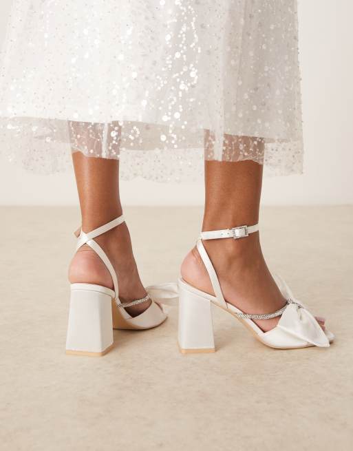 Be Mine – Tisca – Elfenbensvita sandaler i satin med hög blockklack och rosett, 4 av 4