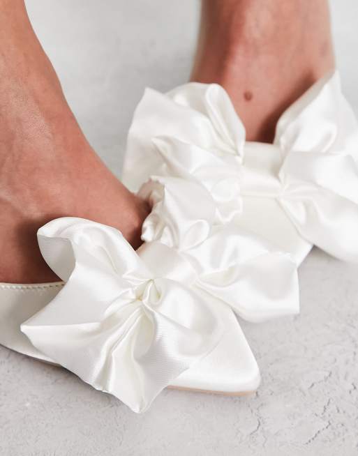 Be Mine – Vamikaa – Elfenbensvita klackskor i satin med rosett och bred passform, 3 av 4