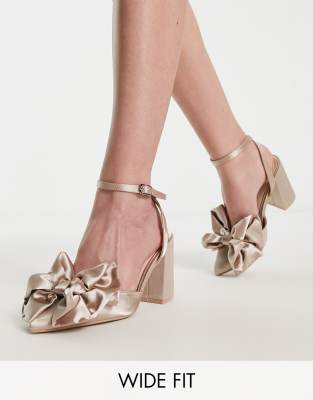 Be Mine Wide Fit - Vamikaa - Absatzschuhe aus altrosa Satin mit Zierschleife, weite Passform