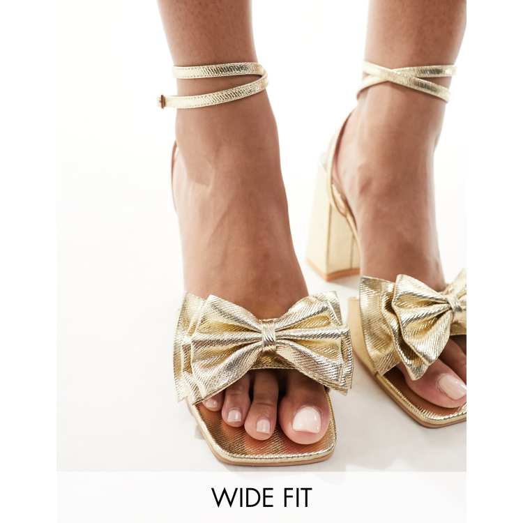 Be Mine Wide Fit Veronika Sandalen in Gold Optik mit Absatz ASOS