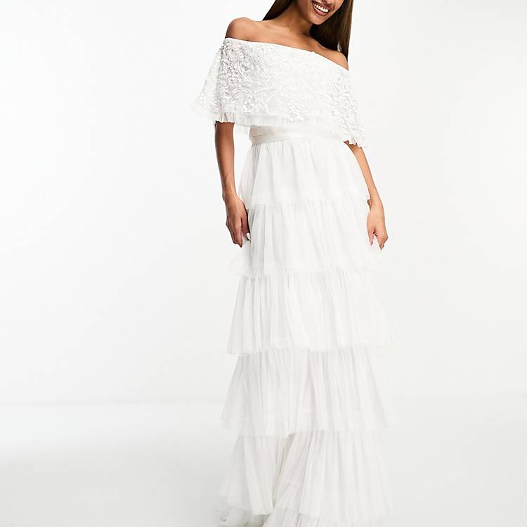 Beauut – Bridal – Gestuftes Maxikleid aus Tüll in Weiß mit Carmen-Ausschnitt  und verziertem Oberteil | ASOS