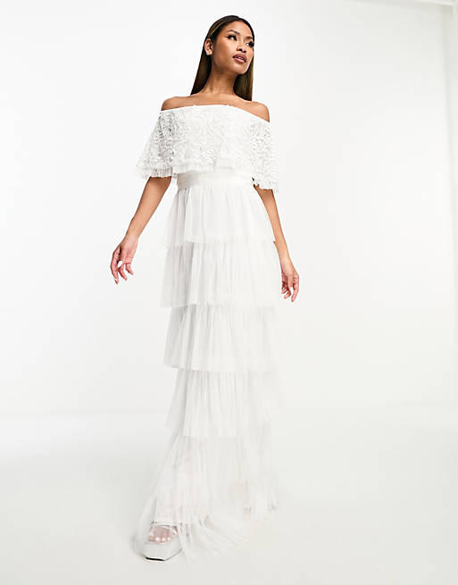 Beauut – Bridal – Gestuftes Maxikleid aus Tüll in Weiß mit Carmen-Ausschnitt  und verziertem Oberteil | ASOS