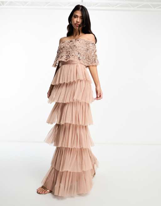 Beauut – Bridesmaid – Gestuftes Maxi-Brautjungfernkleid in Taupe-Braun mit Carmen-Ausschnitt