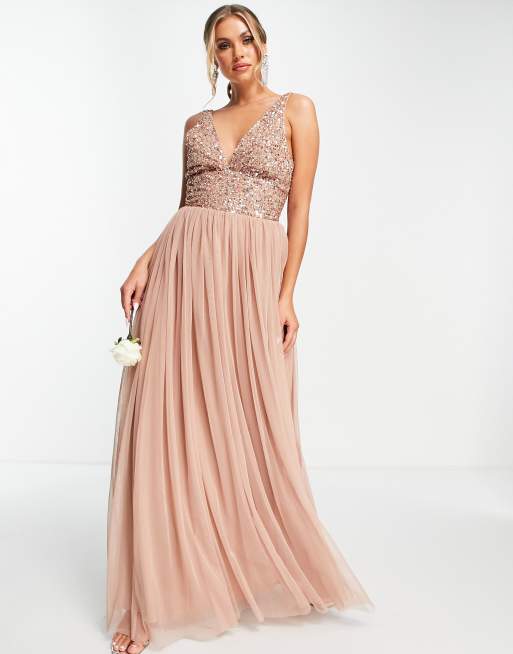 Beauut Bridesmaid – Zdobiona cekinami sukienka maxi z głębokim dekoltem i tiulową spódnicą w brązowoszarym kolorze