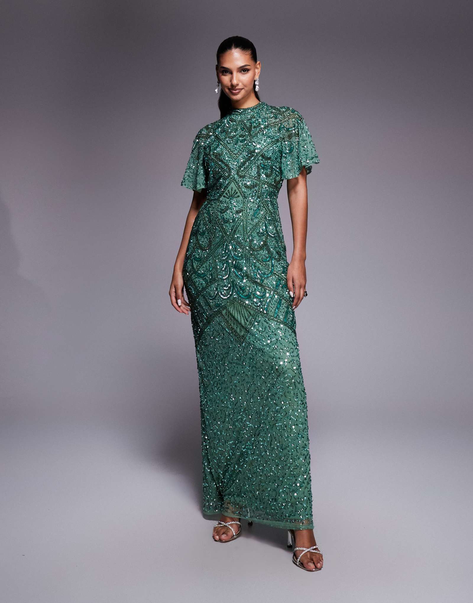 Красивое, полностью украшенное бисером макси-платье с высоким вырезом и каплевидным вырезом на спине темно-зеленого цвета