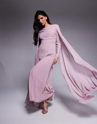 Beauut - Lina - Maxikleid in Rosa mit sehr langen Cape-Ärmeln