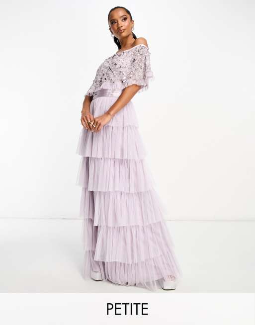 Beauut Petite – Bridesmaid – Gestuftes Maxi-Brautjungfernkleid in Flieder mit Carmen-Ausschnitt