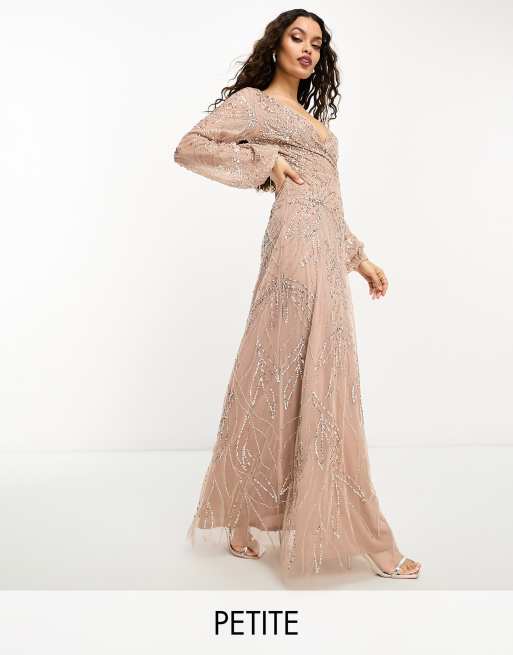 Beauut Petite – Bridesmaid – Verziertes Maxi-Brautjungfernkleid in Taupe-Braun mit Wickeldesign 