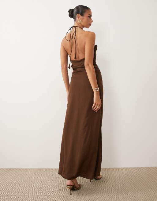 Beauut - Robe longue dos nu coupée en biais en tissu satiné à ornements fleuris - Chocolat, 4 de 4