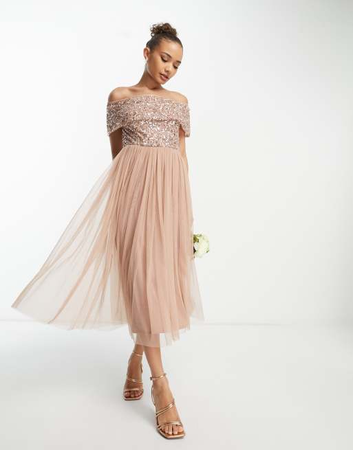 Beauut - Robe mi-longue de demoiselle d'honneur ornementée à encolure Bardot - Taupe