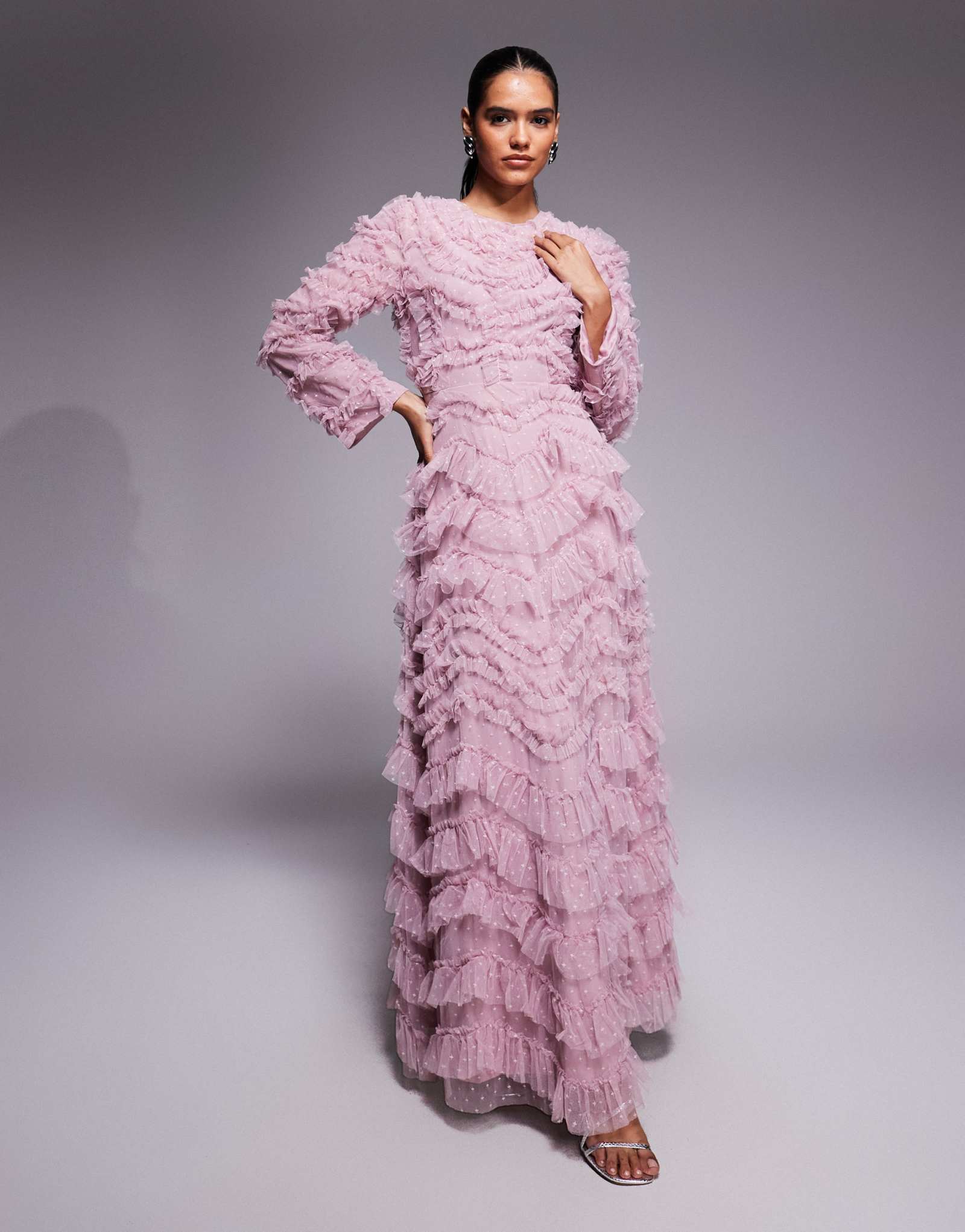 Красивое многоярусное макси-платье из тюля с рюшами розового цвета