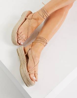 BEBO – Larsen – Espadrilles-Sandalen mit flacher Plateausohle und Riemchen  in Beige | ASOS