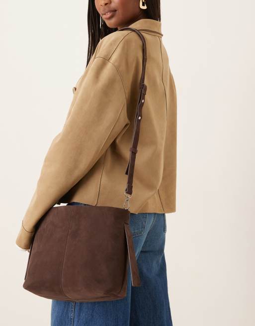 Becksondergaard – Fraya – Brązowa zamszowa torebka na ramię z paskiem crossbody