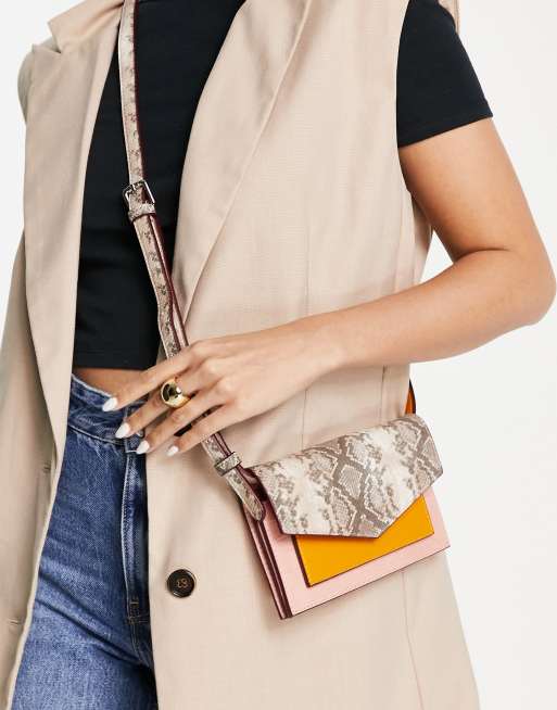 Becksondergaard – Różowa torebka crossbody ze wzorem skóry węża