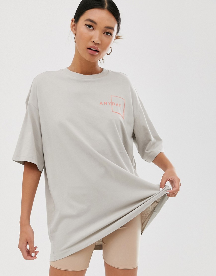Beige oversized longline T-shirt fra Monki