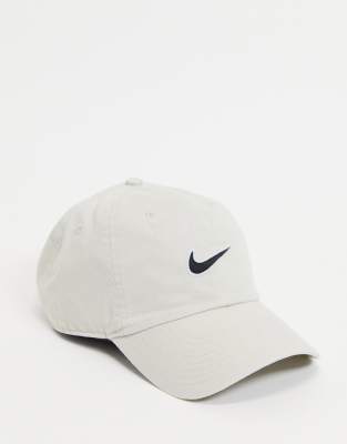 Белая бейсболка Nike h86