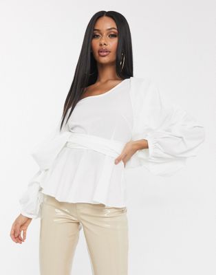 фото Белая блузка с широким вырезом, запахом, объемными рукавами и сборками koco & k-белый