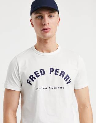 фото Белая футболка с изогнутым логотипом fred perry-белый