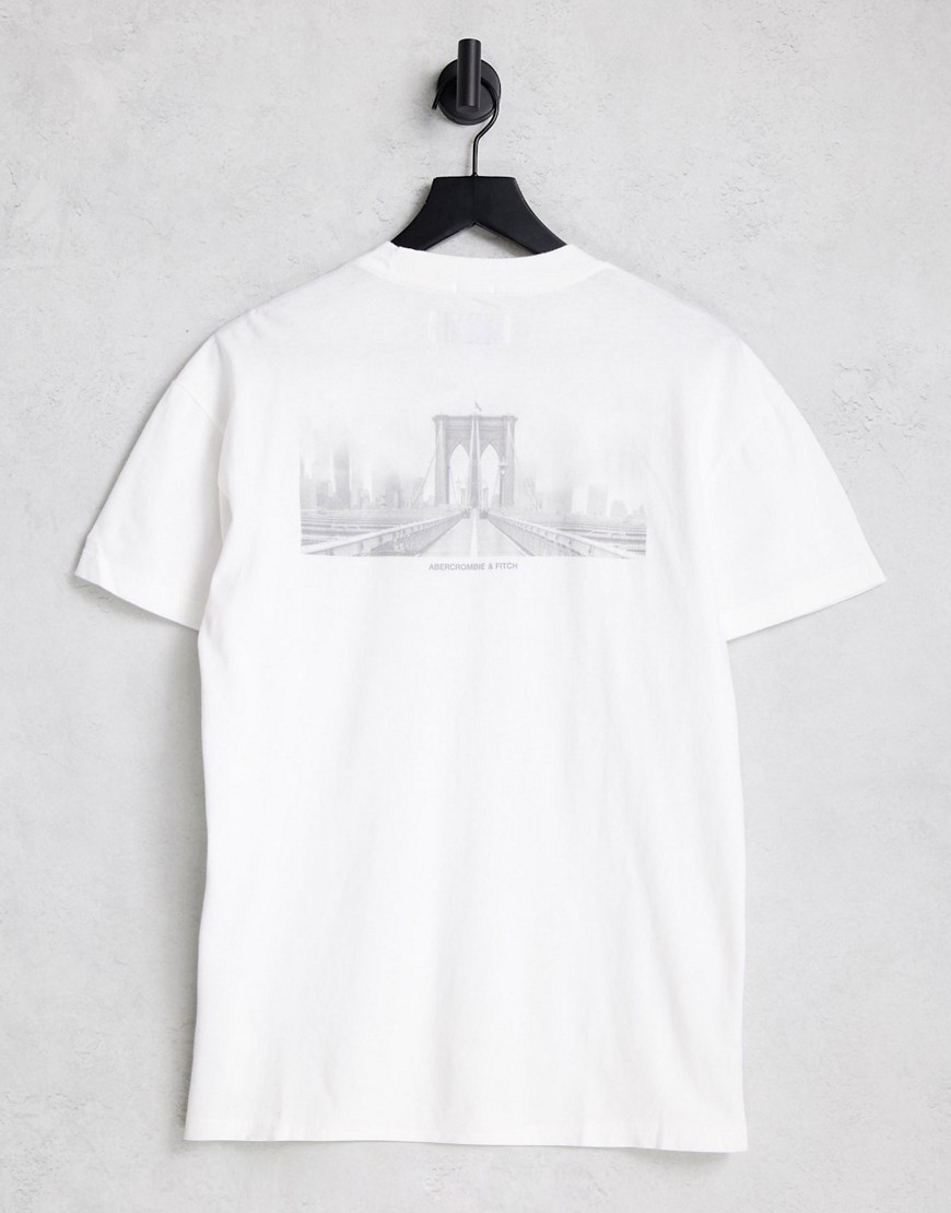 фото Белая футболка с логотипом и принтом города abercrombie & fitch-белый