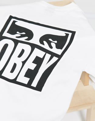 фото Белая футболка с принтом на спине obey-белый