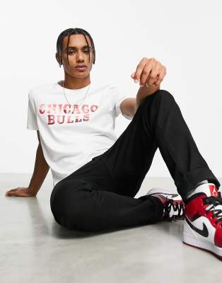 фото Белая футболка с принтом new era chicago bulls-белый