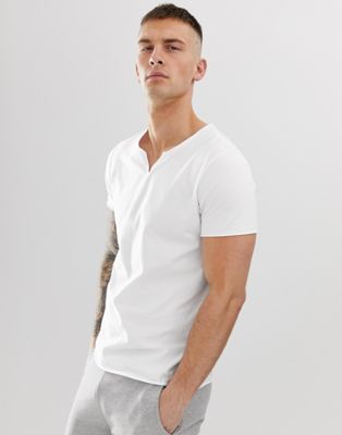 Белая футболка и белая рубашка