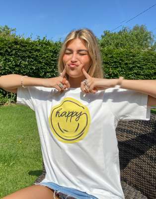 фото Белая футболка в стиле oversized с принтом и надписью "happy" urban revivo-белый