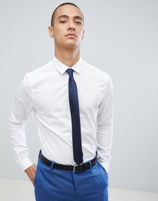 Синий галстук к белой рубашке