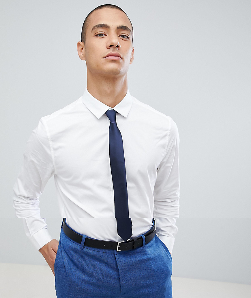 фото Белая облегающая рубашка с темно-синим галстуком asos design - скидка-белый