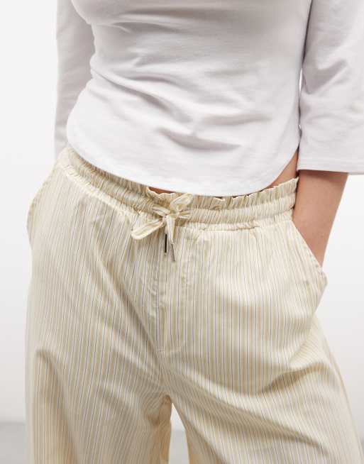 Belier pantalones cortos a rayas de cintura paperbag, conjunto, en amarillo y blanco, 3 de 5