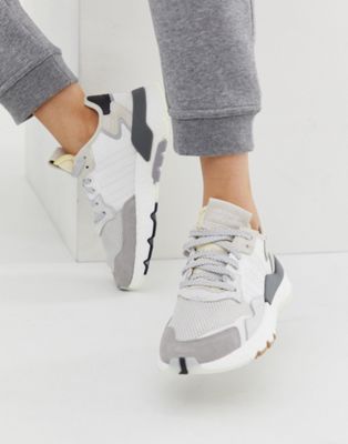 Бело-серые кроссовки adidas Originals Nite Jogger | ASOS