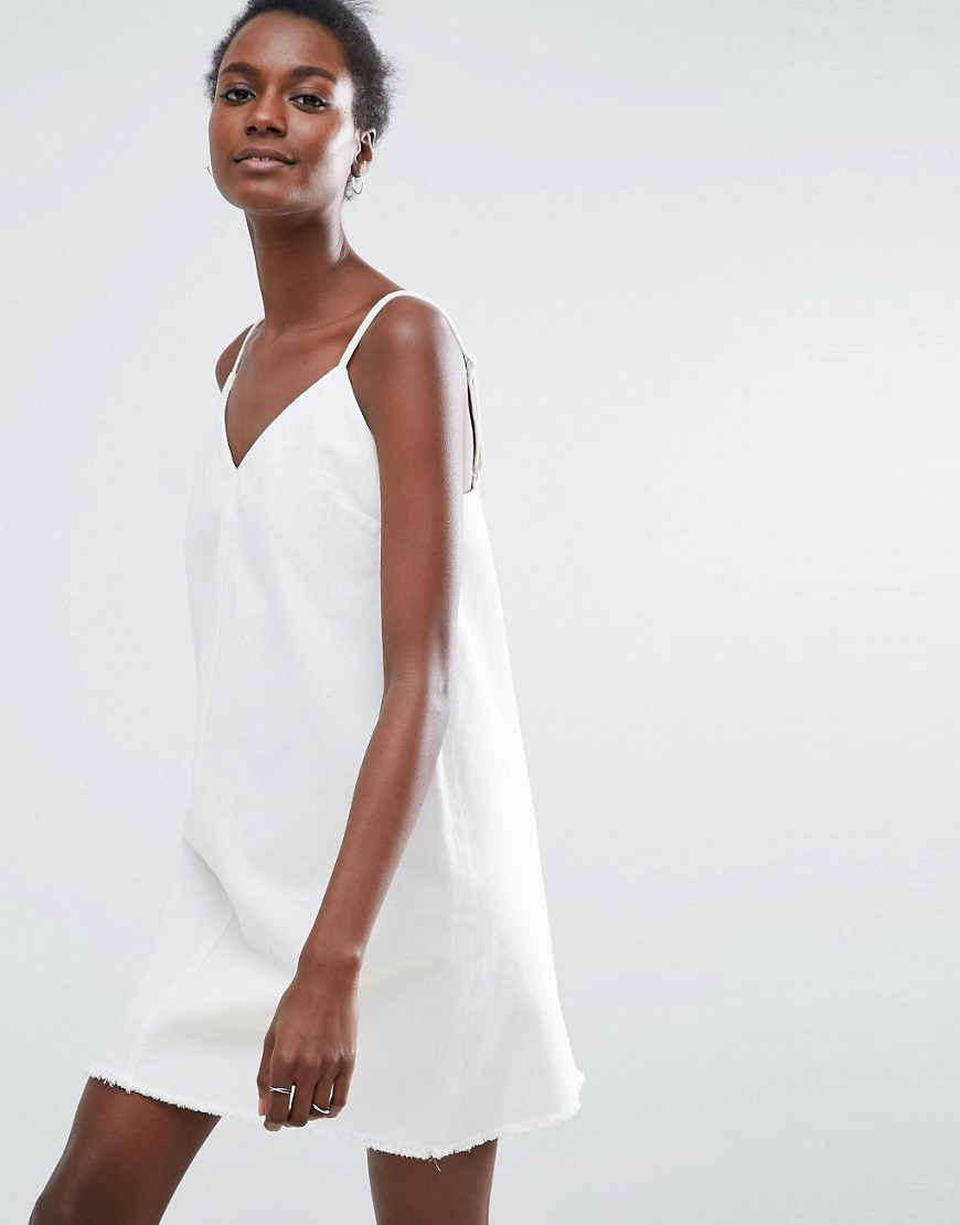 фото Белое джинсовое платье-комбинация asos-белый asos design