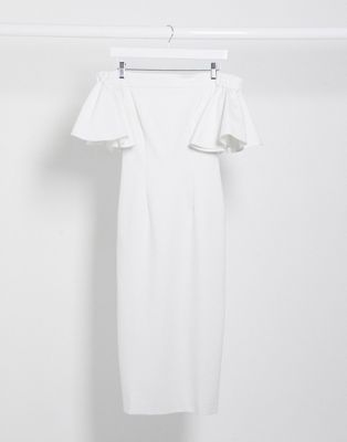 фото Белое платье миди с открытыми плечами и оборками на рукавах aqaq-белый