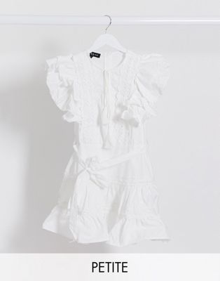 фото Белое платье мини с оборками и кружевной отделкой parisian petite-белый